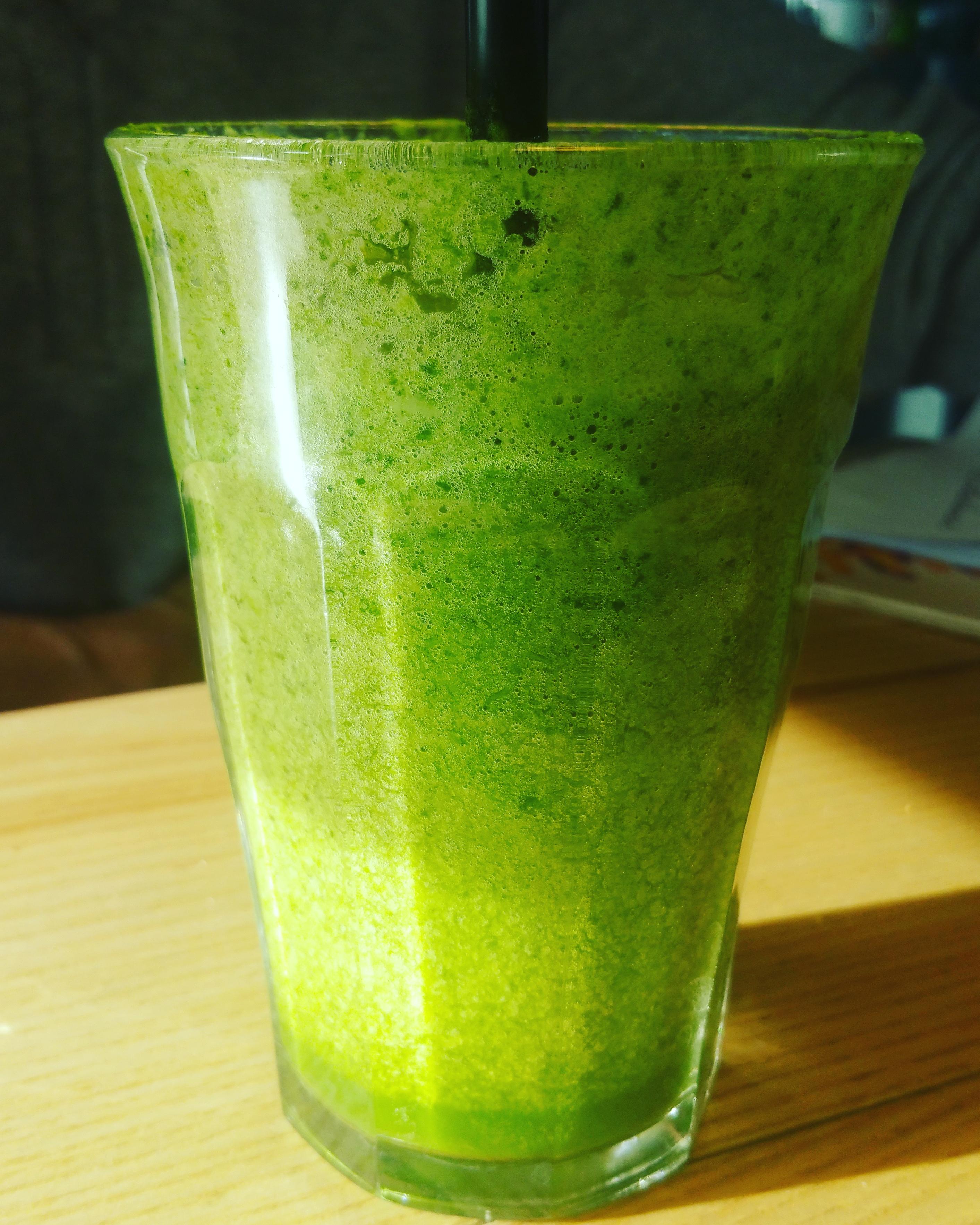 Jus d'herbe de blé et de pomme